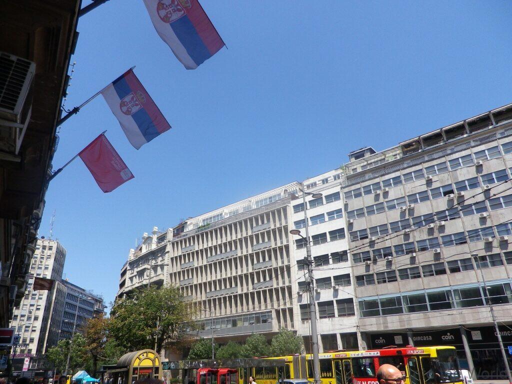 セルビア 街並み 国旗