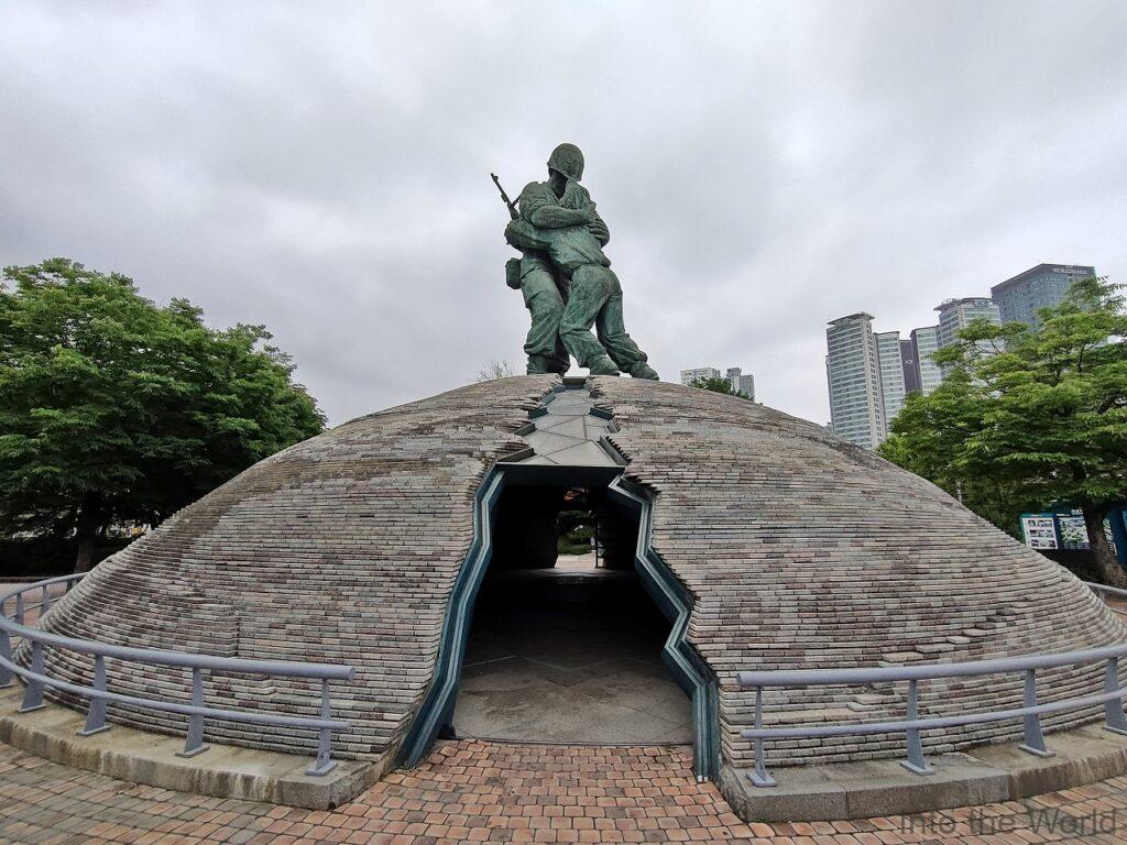 韓国 戦争記念館 兄弟の像