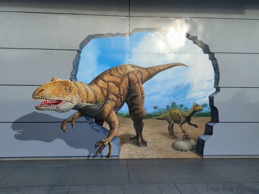 JR福井駅 恐竜 トリックアート フクイラプトル フクイサウルス