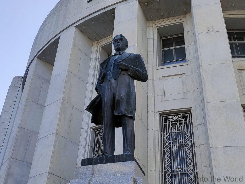 五代友厚公像(大阪取引所前)の見どころ・感想・基本情報※近代大阪経済の父 | Into the World