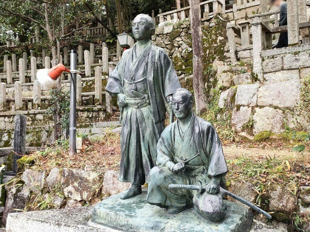 坂本龍馬と中岡慎太郎の墓 京都霊山護国神社 銅像