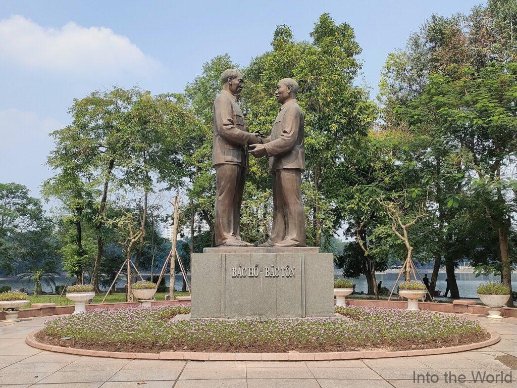 トンニャット公園 統一公園 ハノイ ホーチミンとトンドゥックタンの銅像