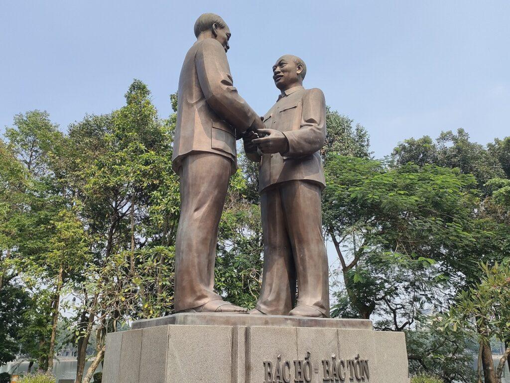 ホーチミンとトンドゥックタン像 見どころ 感想 基本情報