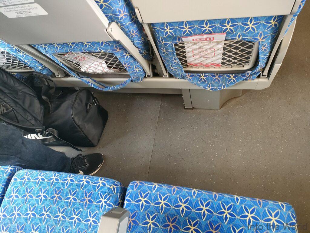 ラオス中国鉄道 2等車 座席 足元