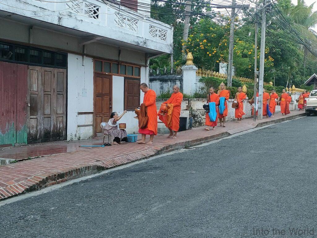 ルアンパバーン 托鉢 時間 場所 ルート 穴場