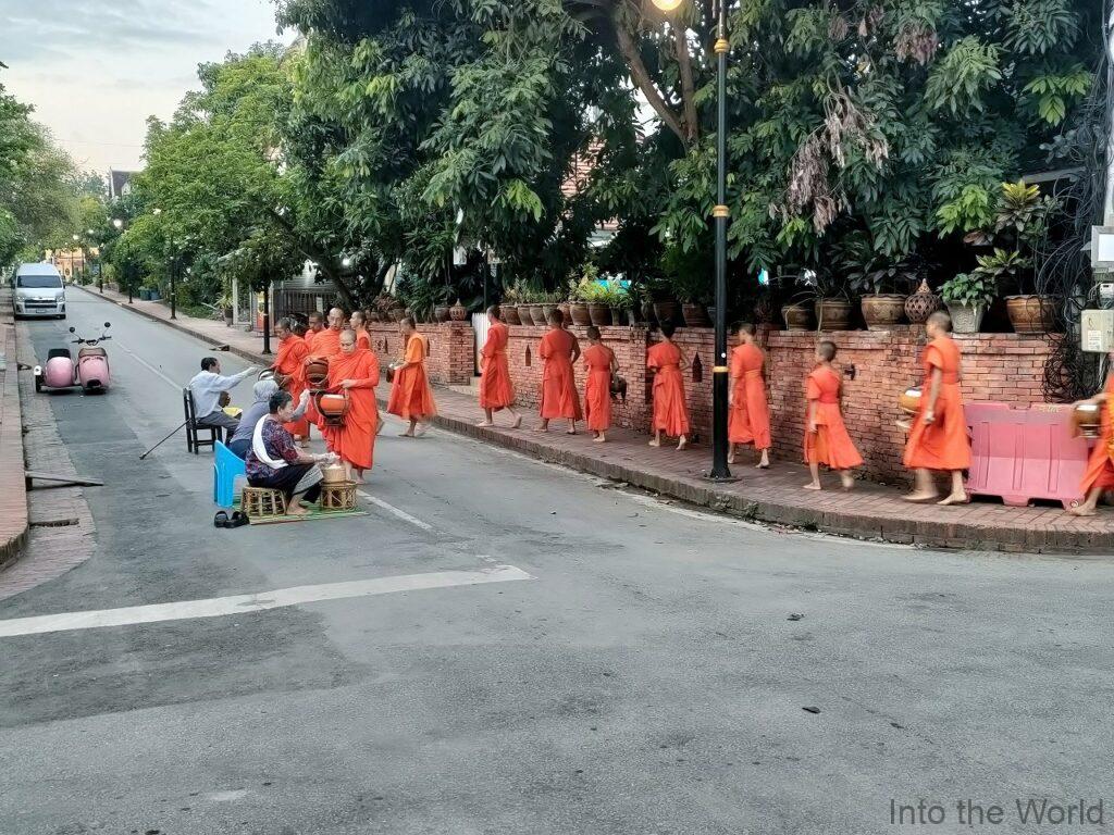 ルアンパバーン 托鉢 時間 場所 ルート 穴場