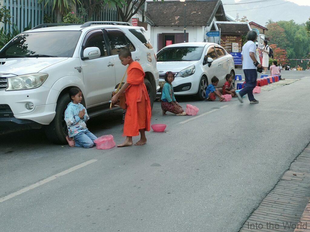 ルアンパバーン 托鉢 時間 場所 ルート 穴場