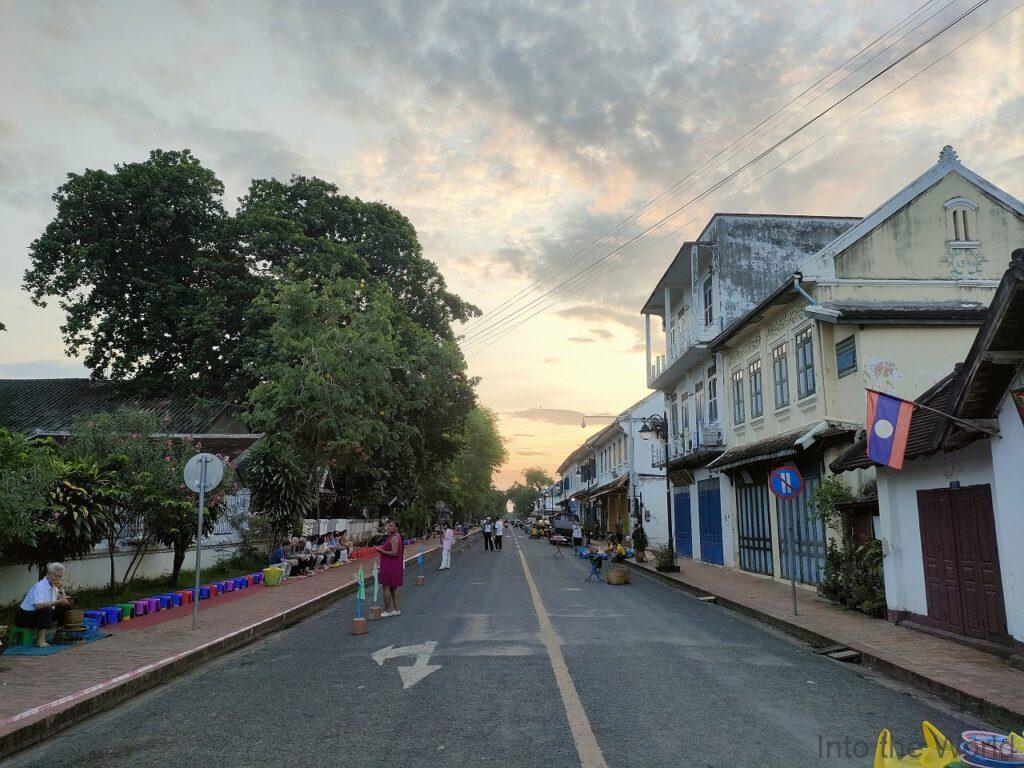 ルアンパバーン 托鉢 時間 場所 ルート 穴場