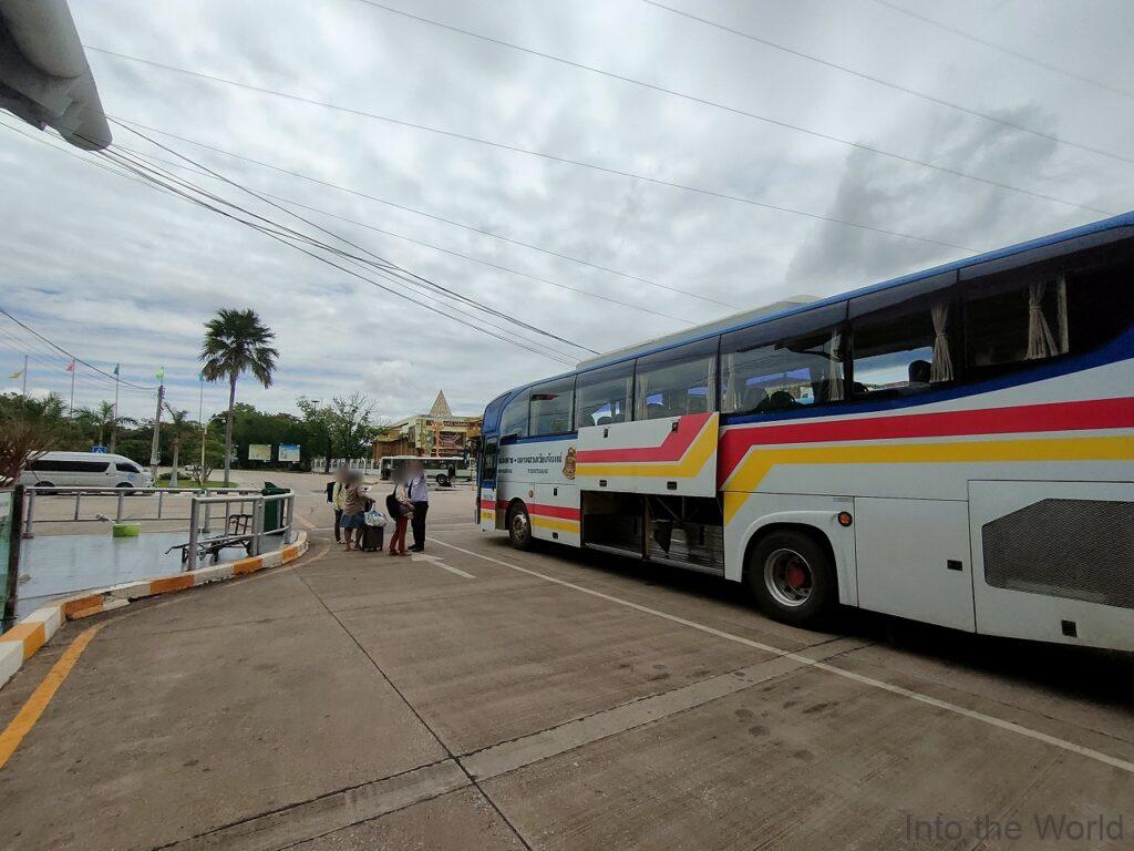 ビエンチャン ウドンタニ 国際バス　国境越え ラオス出国審査