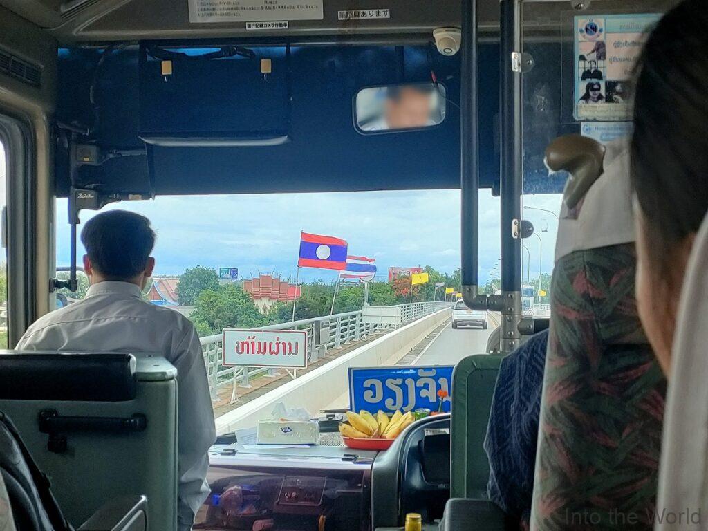 ビエンチャン ウドンタニ 国際バス　国境越え