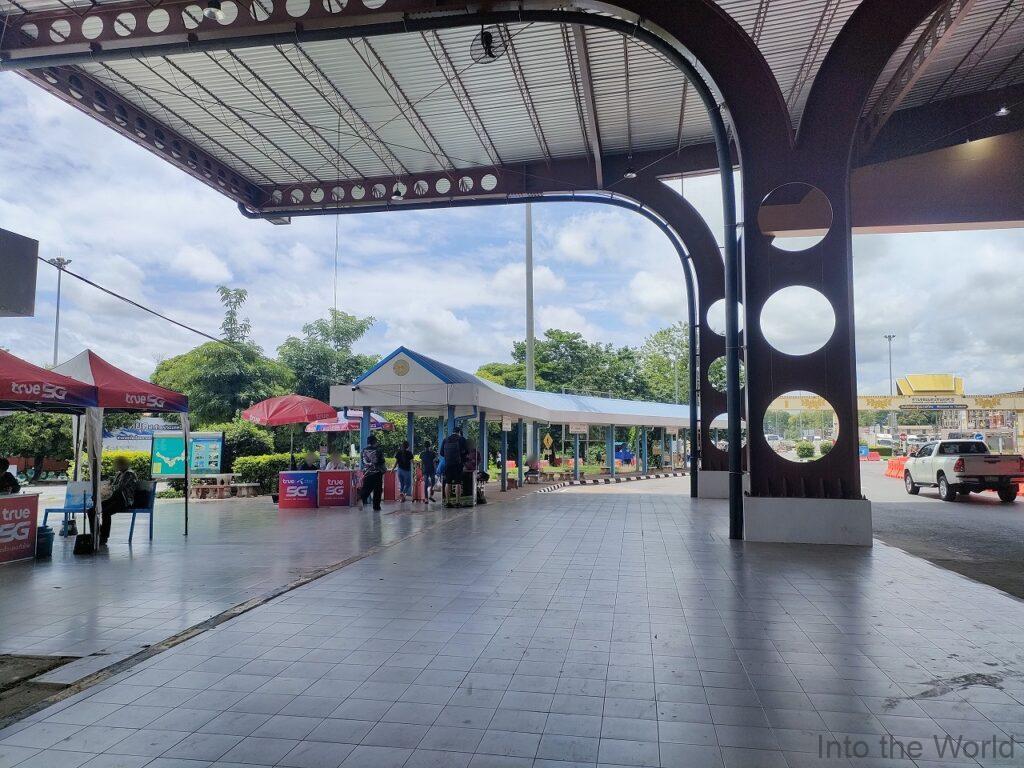 ビエンチャン ウドンタニ 国際バス　国境越え タイ入国審査